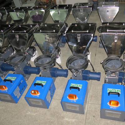 供应计量式拌料混合机 螺杆式拌料器 塑料机械设备用色母机